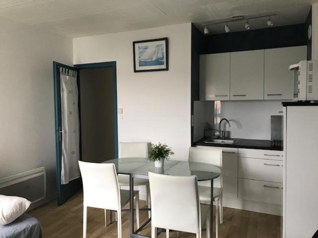 une cuisine et une salle à manger avec une table et des chaises dans l'établissement appartement 50 m plage st Jean de Monts, à Saint-Jean-de-Monts
