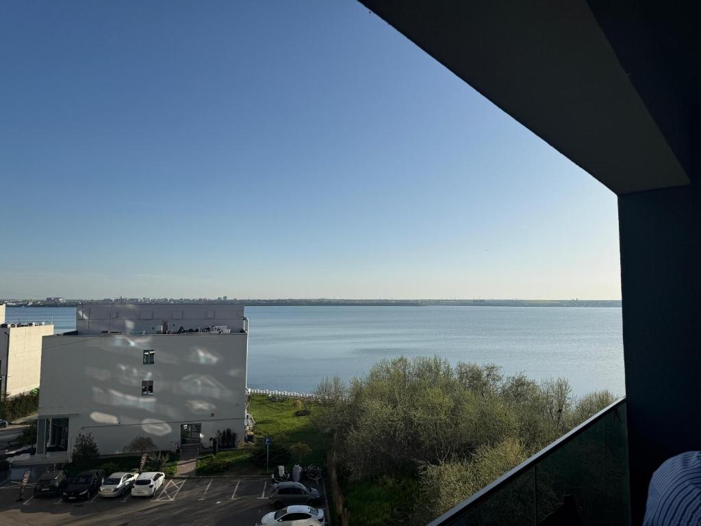 vistas al agua desde un edificio en Apartament Luxury RAL, en Mamaia