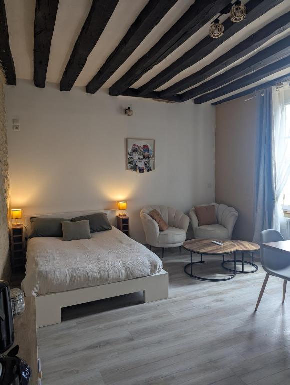 une chambre avec un lit, un canapé et une table dans l'établissement Studio centre ville, à Bellême
