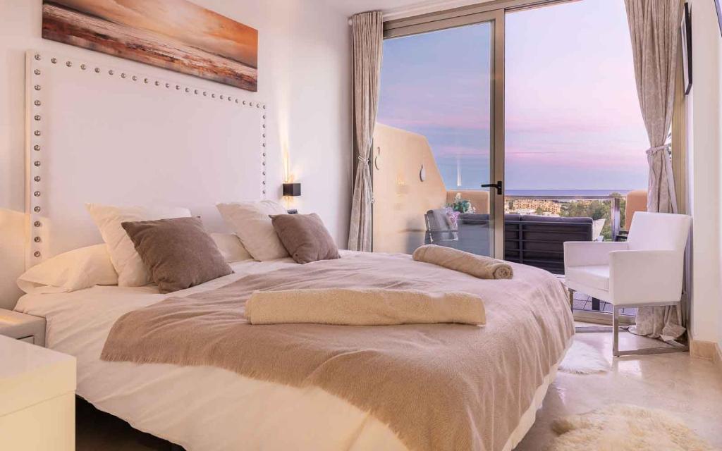 En eller flere senge i et værelse på AL FATTAH Luxury