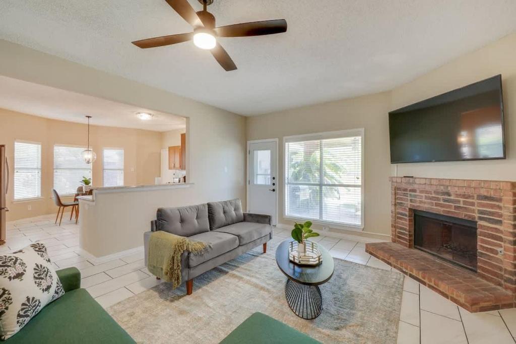 Flower MoundにあるMelody Home near Grapevine DFW Airport w backyardのソファと暖炉のあるリビングルーム