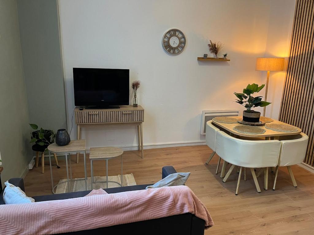 Μια τηλεόραση ή/και κέντρο ψυχαγωγίας στο T2 cosy - toit terrasse privé - WiFi - Bergerac