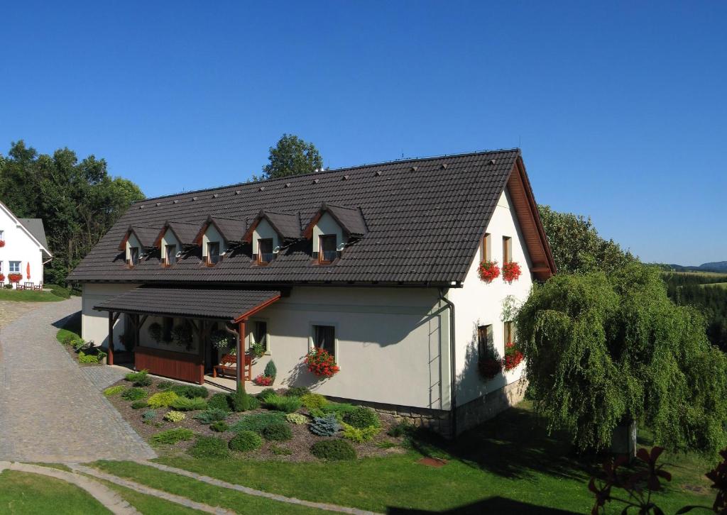 ポリツェ・ナト・メトゥイーにあるSelský dvůr 2の黒屋根白屋根