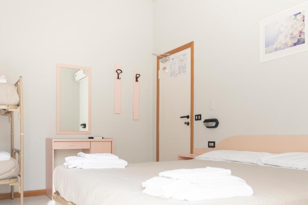 Postel nebo postele na pokoji v ubytování Hotel Laura Beach
