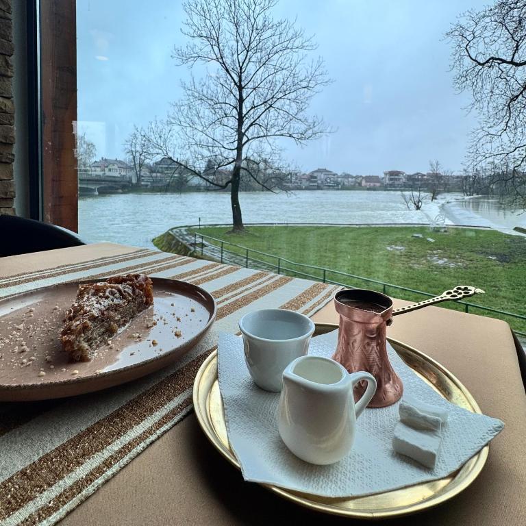 Výhled na řeku, která protéká v blízkosti hotelu