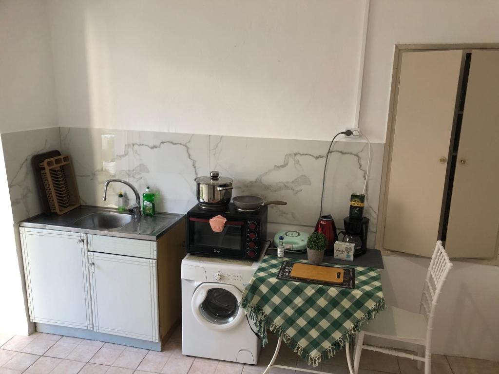 Kuchyň nebo kuchyňský kout v ubytování Argyro's vintage House