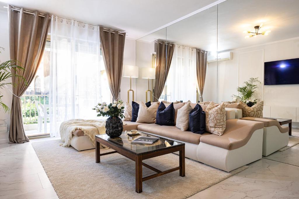 un salon avec un canapé et une table dans l'établissement Qult - Blue Lagoon - 10 min to Casino, à Beausoleil