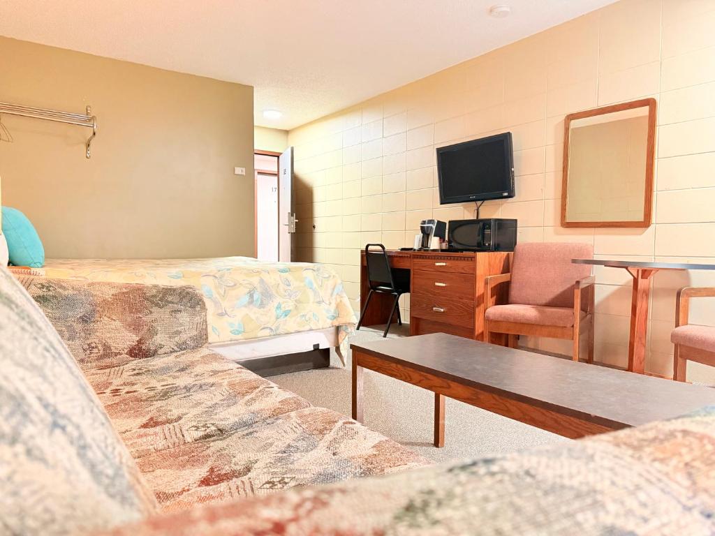 TV a/nebo společenská místnost v ubytování Capri Motor Inn