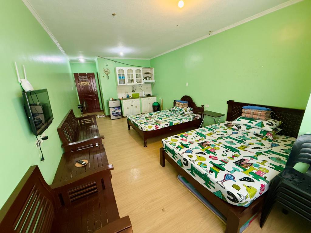 Postel nebo postele na pokoji v ubytování Albergo Hotel - Studio Condo Unit - Baguio Transient