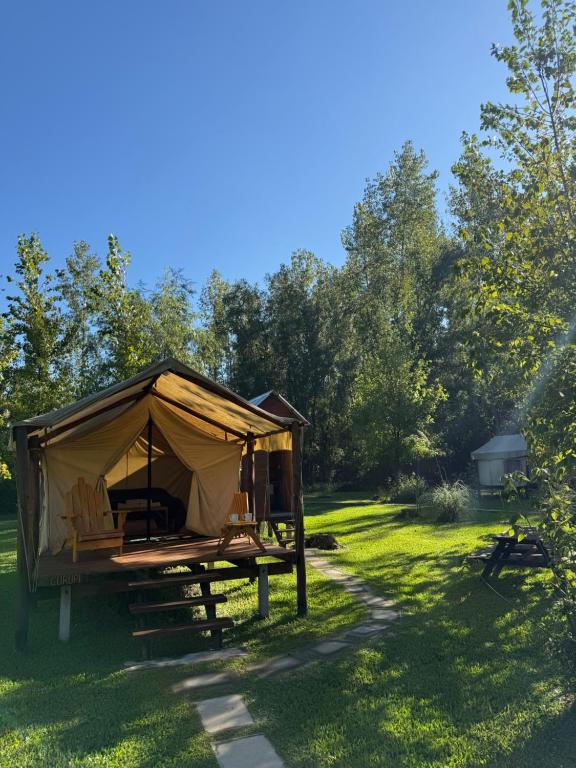a tent in the grass in a field at Glamping casa blanca in Campana