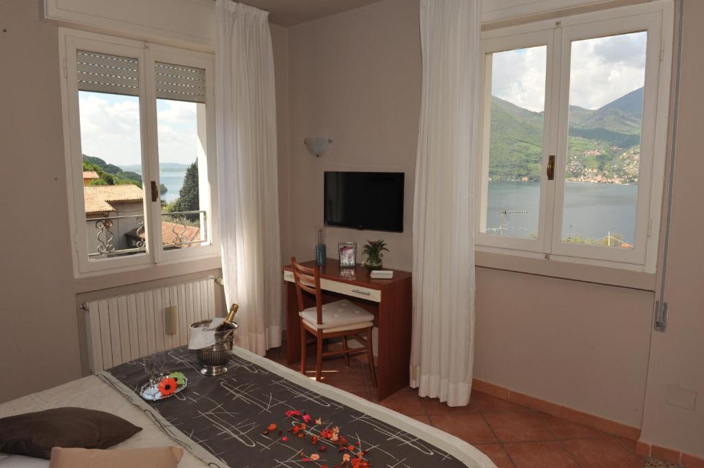 Nespecifikovaný výhled na hory nebo výhled na hory při pohledu z hotelu