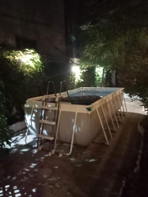 une baignoire avec une échelle à côté dans l'établissement Dimora La Fenice, à Licola