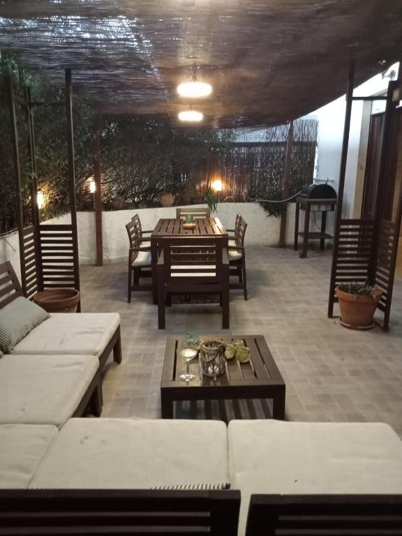 un patio avec un canapé, une table et des chaises dans l'établissement Dimora La Fenice, à Licola