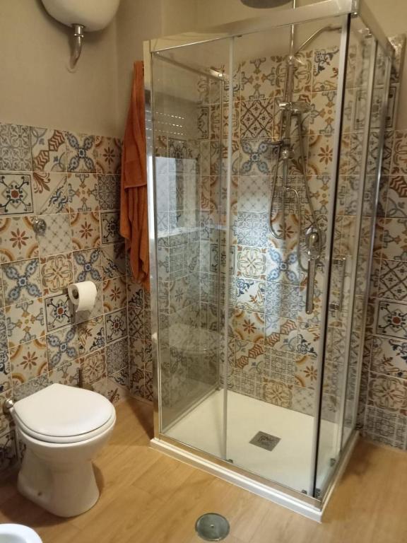 une cabine de douche dans une salle de bain avec toilettes dans l'établissement Dimora La Fenice, à Licola