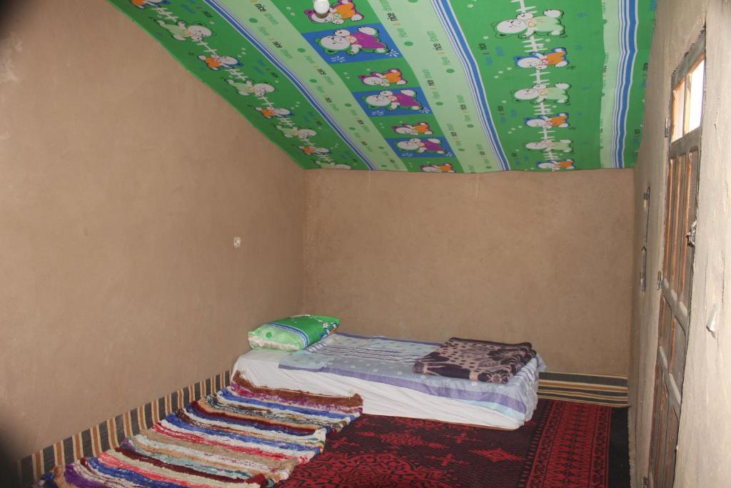 Voodi või voodid majutusasutuse Kasbah Desert Camp toas