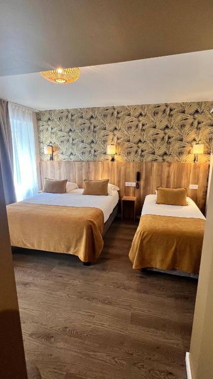 Postel nebo postele na pokoji v ubytování Logis Hôtel Restaurant Azalées