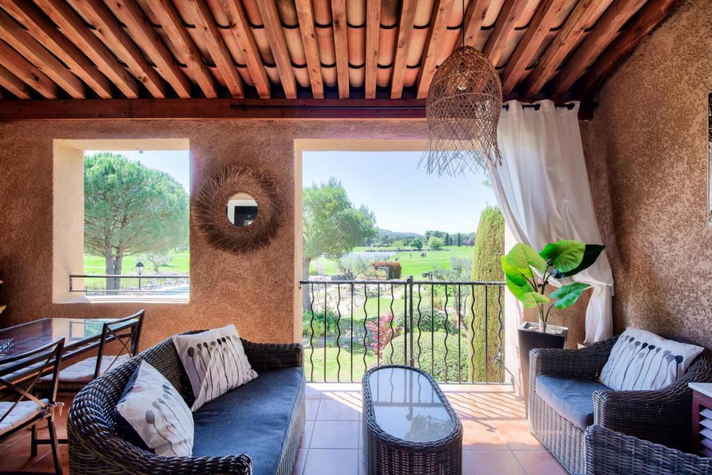 d'un salon avec un canapé et un balcon. dans l'établissement Résidence Hôtel du Golf de Pont Royal - maeva Home - Appartement climatisé 2 pièces 4 personnes - Prestige - super Home MAE-8801, à Mallemort