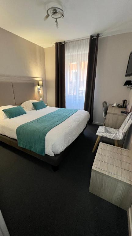 Postel nebo postele na pokoji v ubytování Logis Hôtel Restaurant Azalées