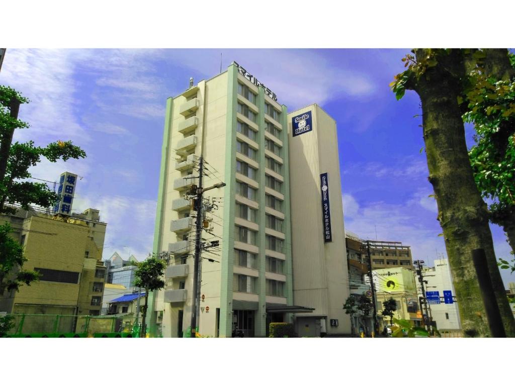 un edificio alto en medio de una ciudad en Smile Hotel Matsuyama - Vacation STAY 04478v, en Matsuyama