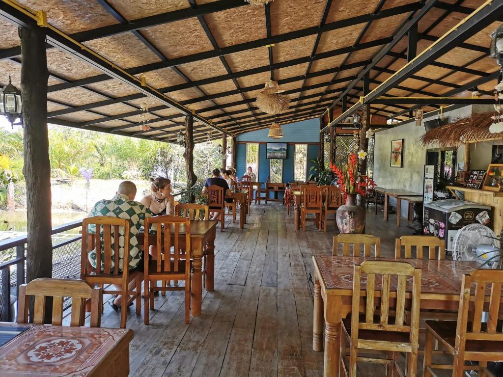 Restaurace v ubytování Baannai Lake View Resort
