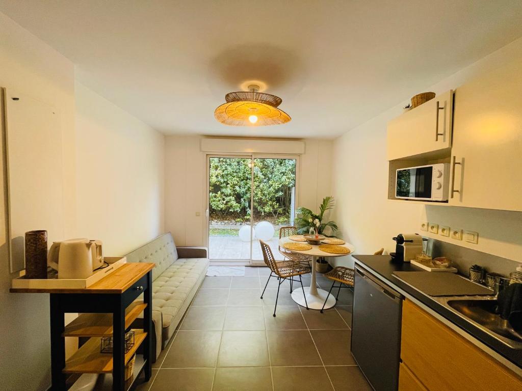 - une cuisine avec un canapé et une table dans une chambre dans l'établissement Apartment with beautiful terrace, à LʼIsle-sur-la-Sorgue