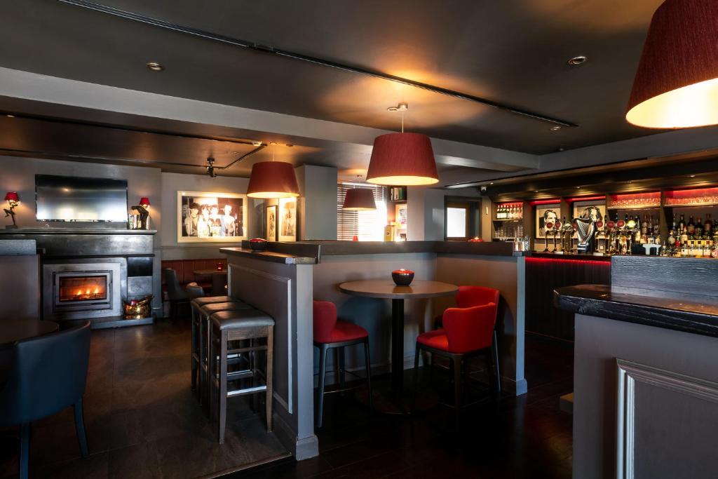 Lounge nebo bar v ubytování Cliffs of Moher Hotel