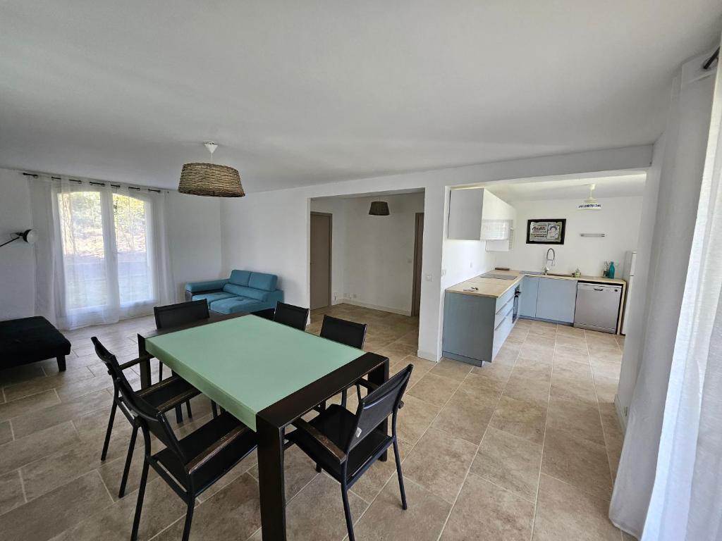 un salon avec une table et des chaises et une cuisine dans l'établissement Le calme entre gorges du Verdon et Luberon, à Pierrevert