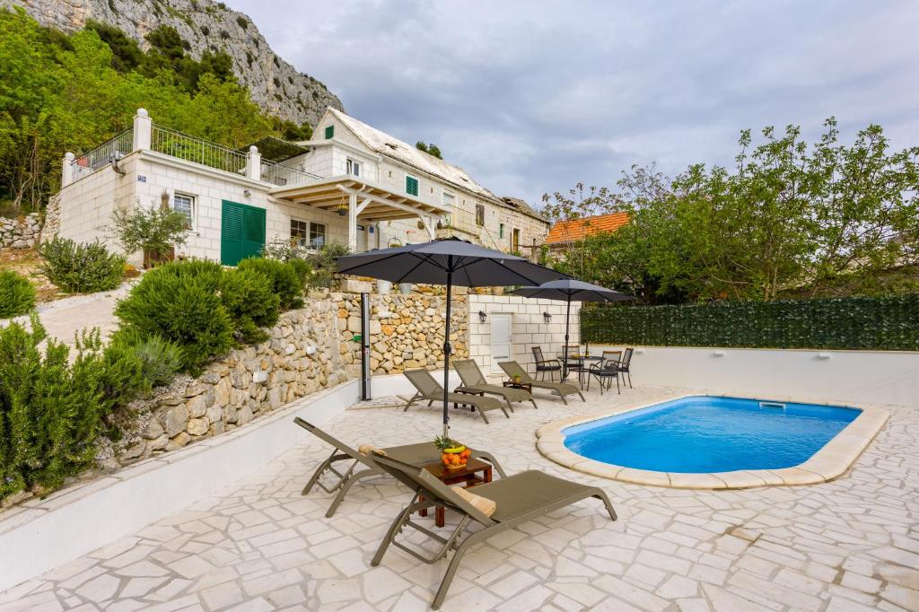 Bazén v ubytovaní New Villa OLE, stone house, sea view, jacuzzi alebo v jeho blízkosti