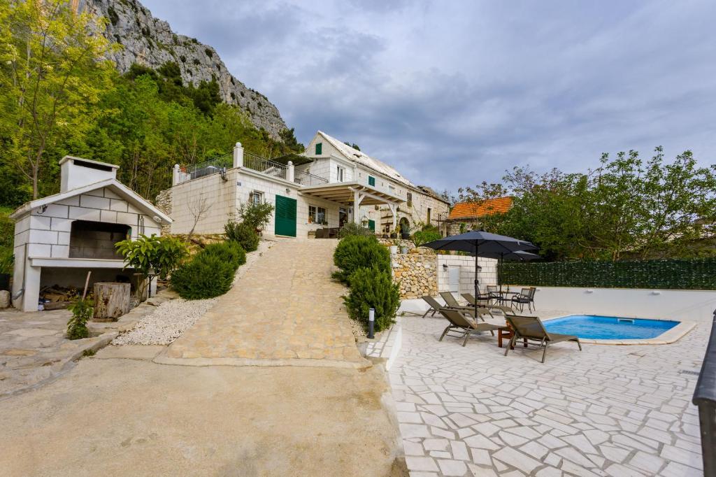 Bazén v ubytovaní New Villa OLE, stone house, sea view, jacuzzi alebo v jeho blízkosti