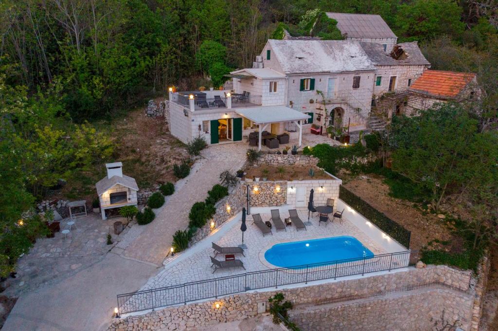 Bazén v ubytovaní New Villa OLE, stone house, sea view, jacuzzi alebo v jeho blízkosti
