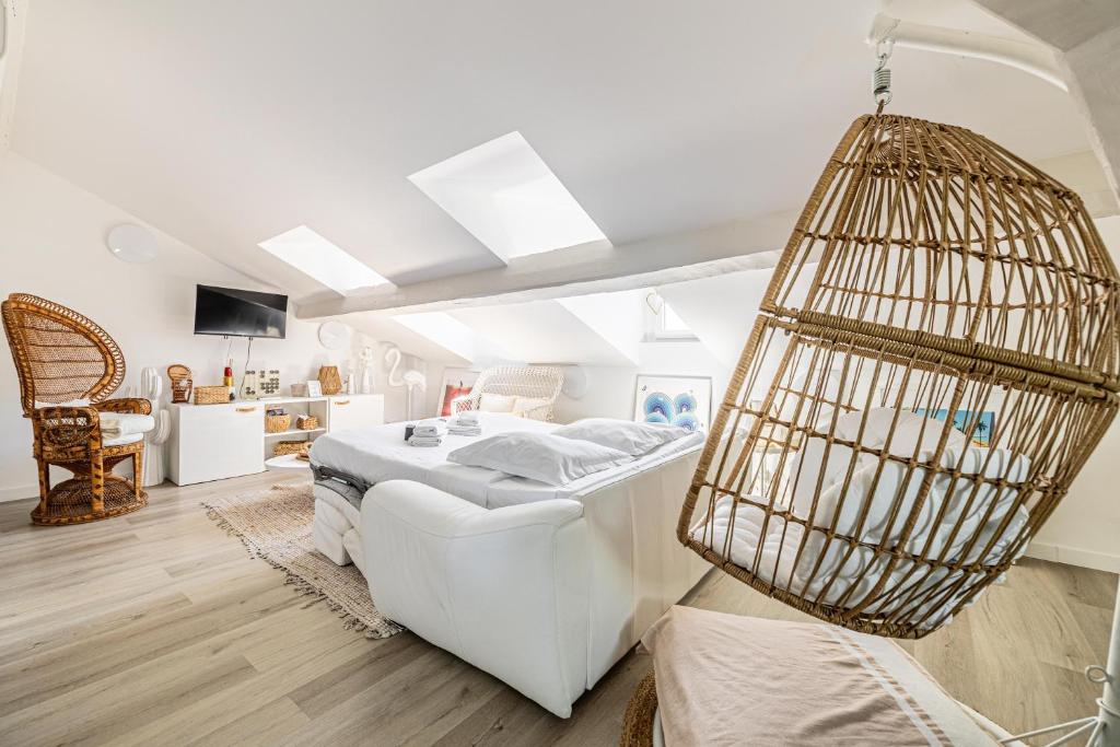 une chambre avec un lit et une cage pour oiseaux dans l'établissement WELCOME - Stunning 2-bedroom at 5 minutes from Palais des Festivals, à Cannes