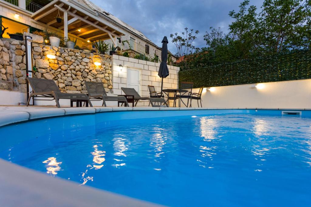 Bazén v ubytovaní New Villa OLE, stone house, sea view, jacuzzi alebo v jeho blízkosti