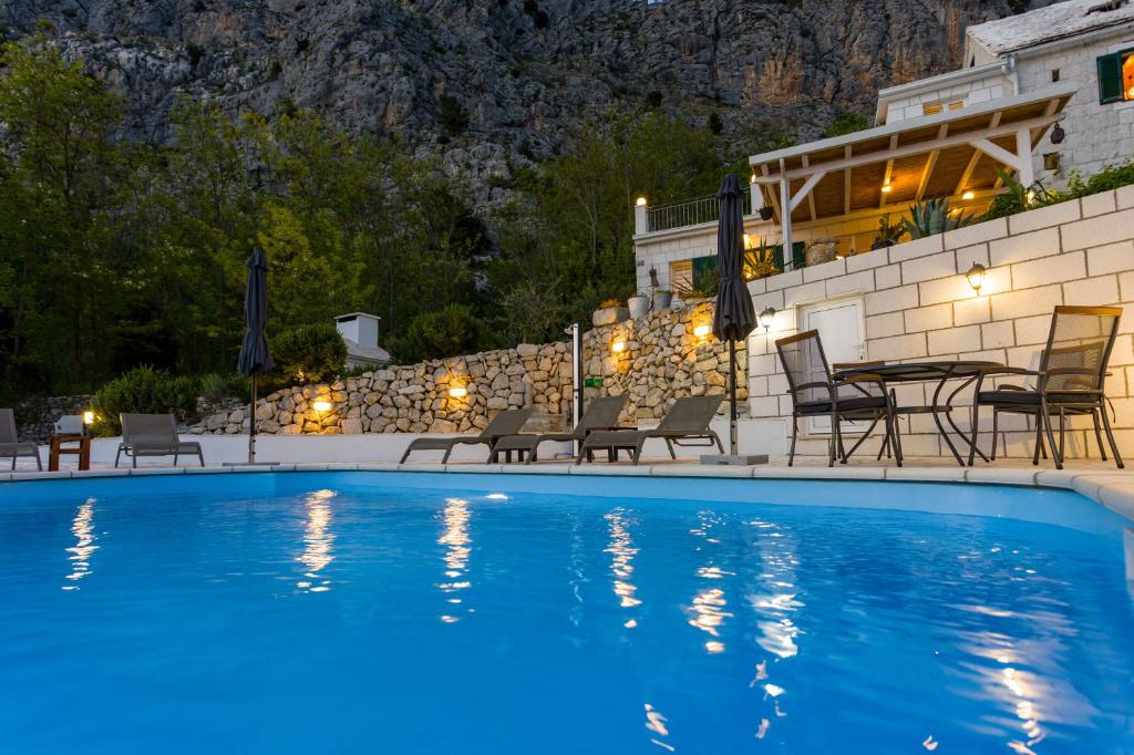Bazén v ubytovaní New Villa OLE, stone house, sea view, jacuzzi alebo v jeho blízkosti