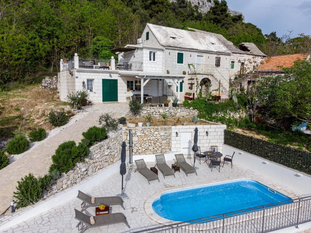 Bazén v ubytovaní New Villa OLE, stone house, sea view, jacuzzi alebo v jeho blízkosti