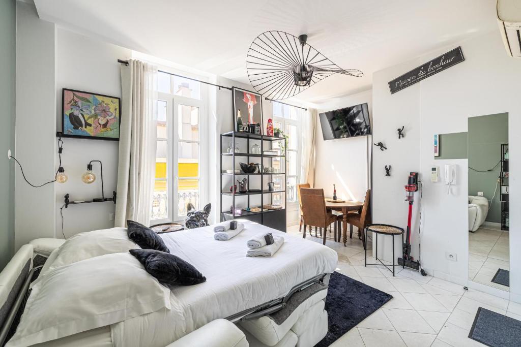 une chambre avec un lit et une salle à manger dans l'établissement PRIVATE - Small studio for two at 5 minutes from Croisette, à Cannes