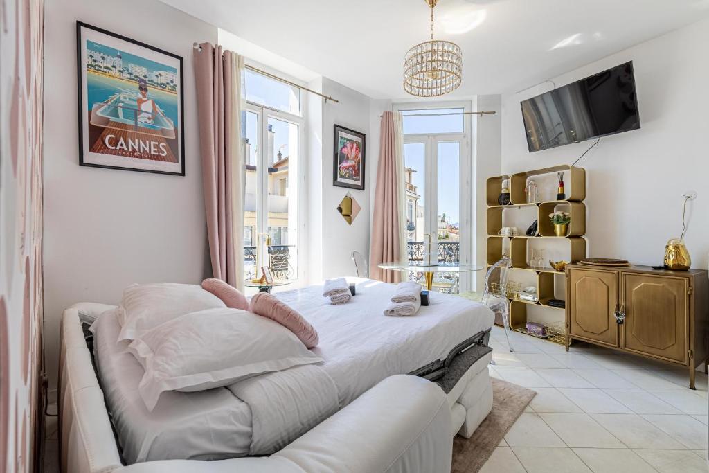 une chambre avec un lit et un canapé dans l'établissement VIP - Lovely studio for 2 people 5 minutes from Palais des Festivals, à Cannes