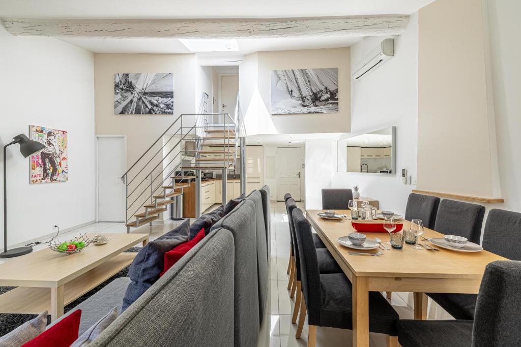 une salle à manger avec une table et des chaises dans l'établissement MEY T3 - Magnifique LOFT 3 pièces à 50m du vieux port et des plages, à Cannes