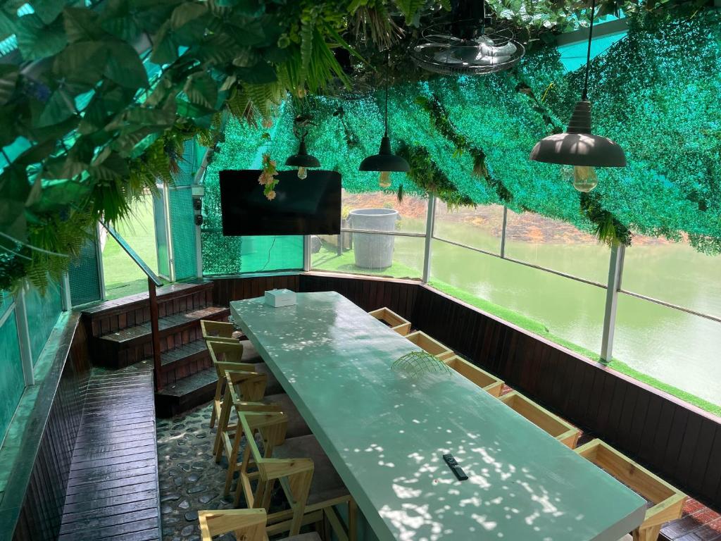TV a/nebo společenská místnost v ubytování EleMYNT LifeStyle Hotel