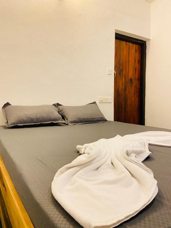 Postel nebo postele na pokoji v ubytování Seaside Inn Arugambay