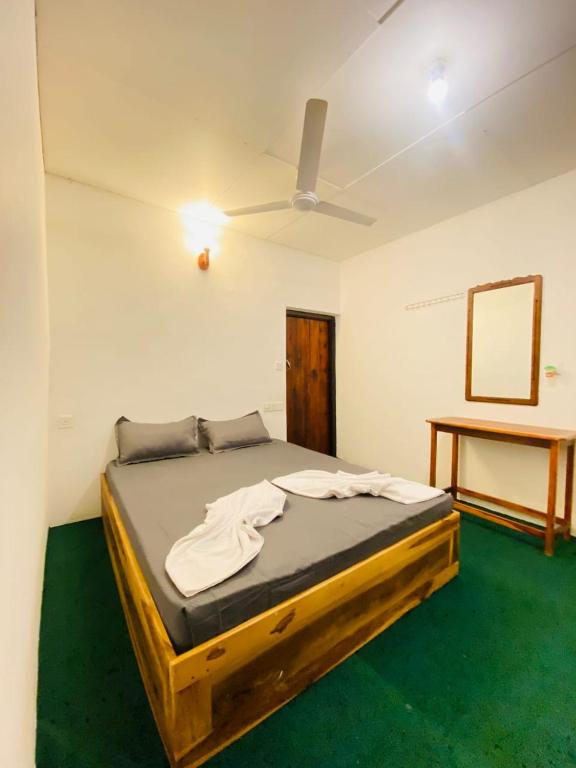 Postel nebo postele na pokoji v ubytování Seaside Inn Arugambay