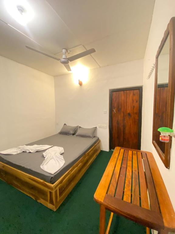 Postel nebo postele na pokoji v ubytování Seaside Inn Arugambay