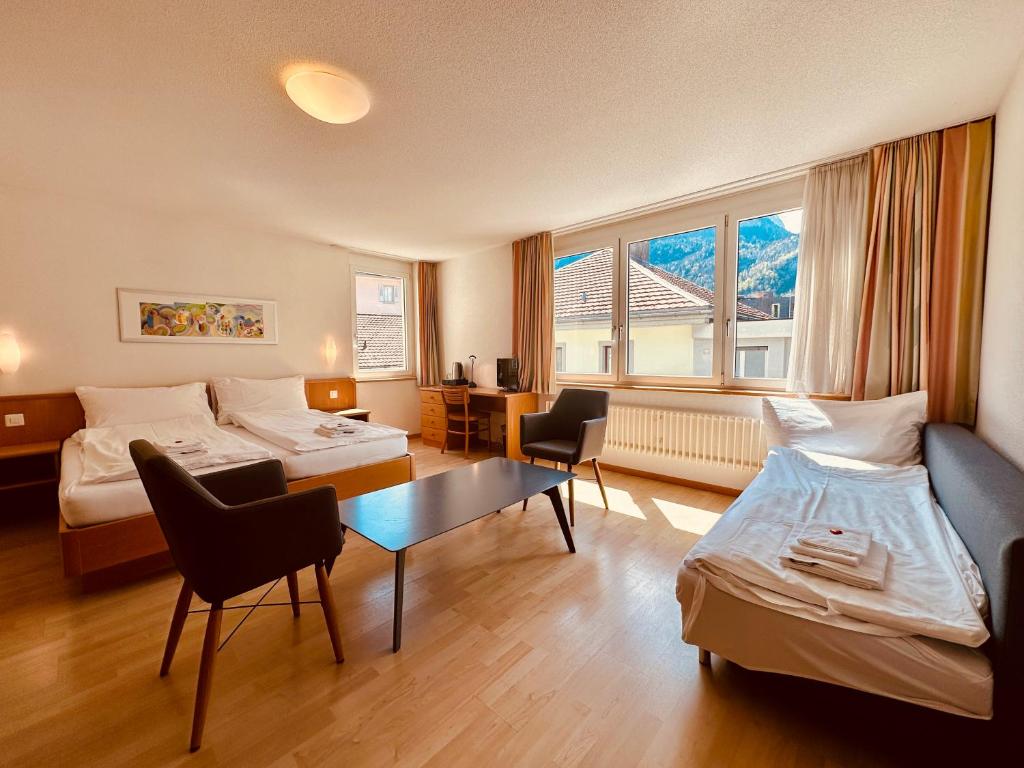 Postel nebo postele na pokoji v ubytování Hotel Rebstock Meiringen