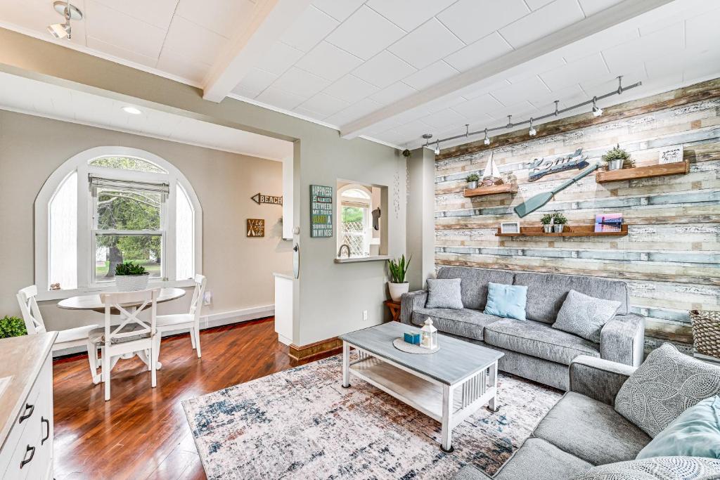 サウス・ヘイブンにあるhalf Mi to Beach and Lake Michigan Condo with Pool!のソファとテーブルのあるリビングルーム