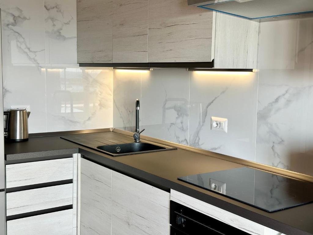 Kuchyň nebo kuchyňský kout v ubytování Approdo Apartments