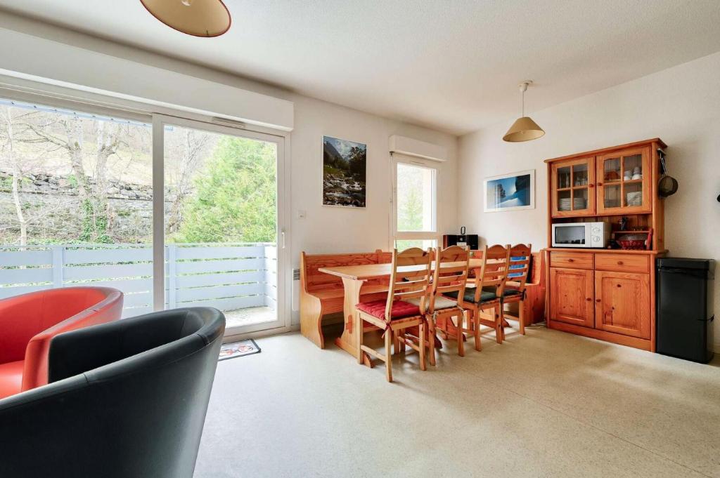 une cuisine et une salle à manger avec une table et des chaises dans l'établissement Résidence Oustal - T3 avec wifi dans le centre de Barèges avec vue sur les montagnes MAE-8671, à Barèges