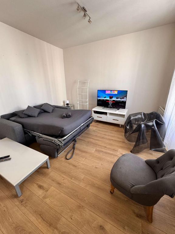 - un salon avec 2 lits et une télévision à écran plat dans l'établissement Hype-Center Balcony 3BR AC Near Tram for6 guests, à Nice