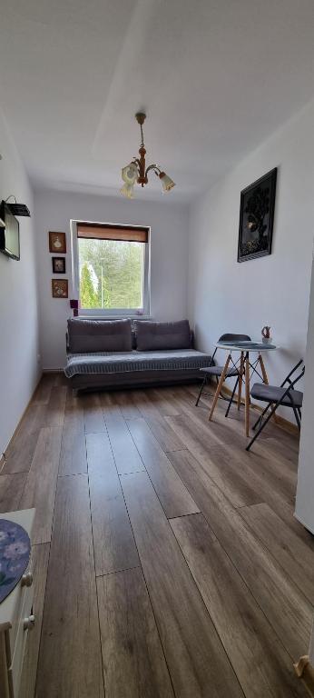 duży salon z kanapą i stołem w obiekcie Dom gościnny "MONIKA"- 10 min do plaży, w Kołobrzegu