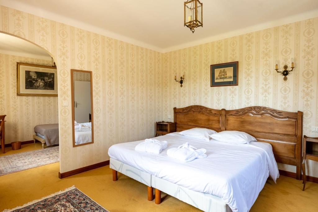 Postel nebo postele na pokoji v ubytování Manoir Du Stang