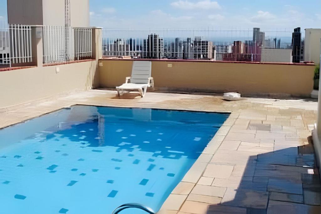 a swimming pool on the roof of a building at Flat espaçoso, super confortável e moderno in Ribeirão Preto