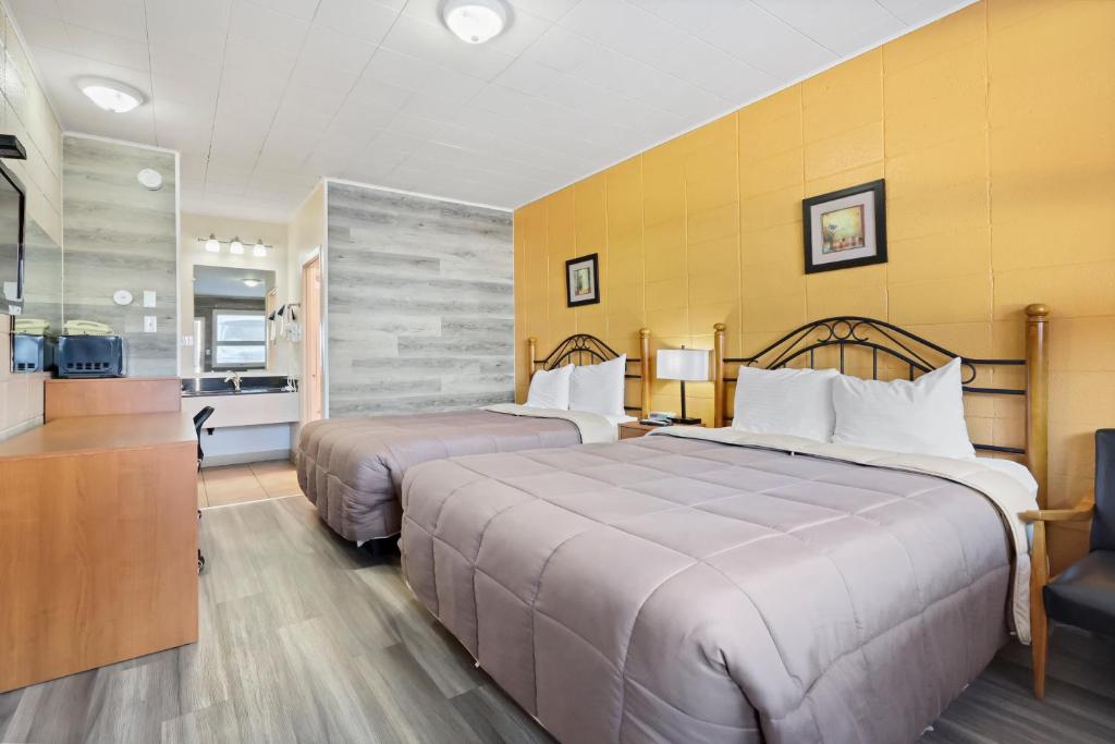 Postel nebo postele na pokoji v ubytování Dauphin Inn Express